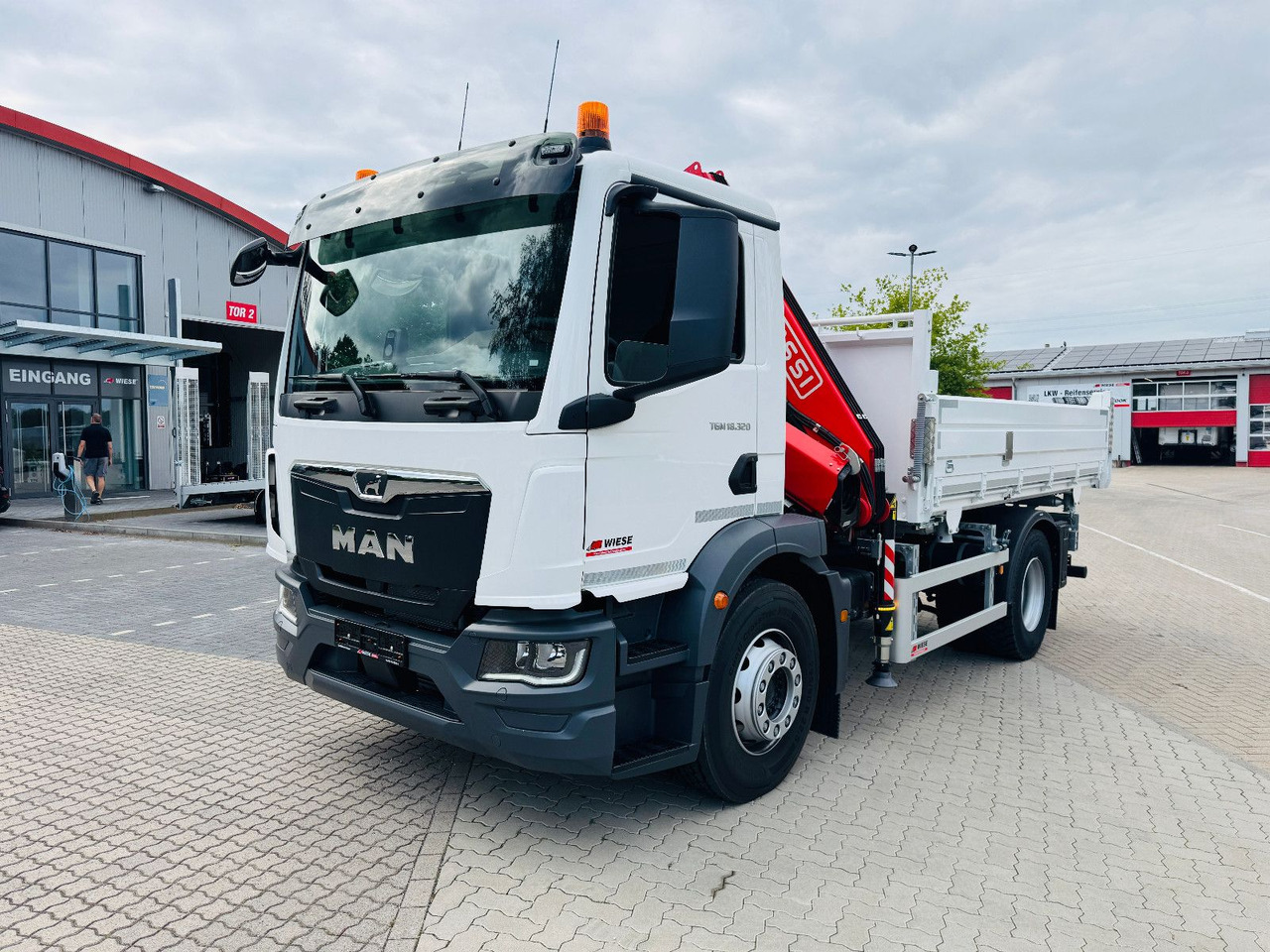 MAN 18.320 4x2 mit Fassi Ladekran Sofort Verfügbar - Kravas automašīna pašizgāzējs, Kravas auto ar manipulatoru: foto 1 MAN 18.320 4x2 mit Fassi Ladekran Sofort Verfügbar - Kravas automašīna pašizgāzējs, Kravas auto ar manipulatoru: foto 1