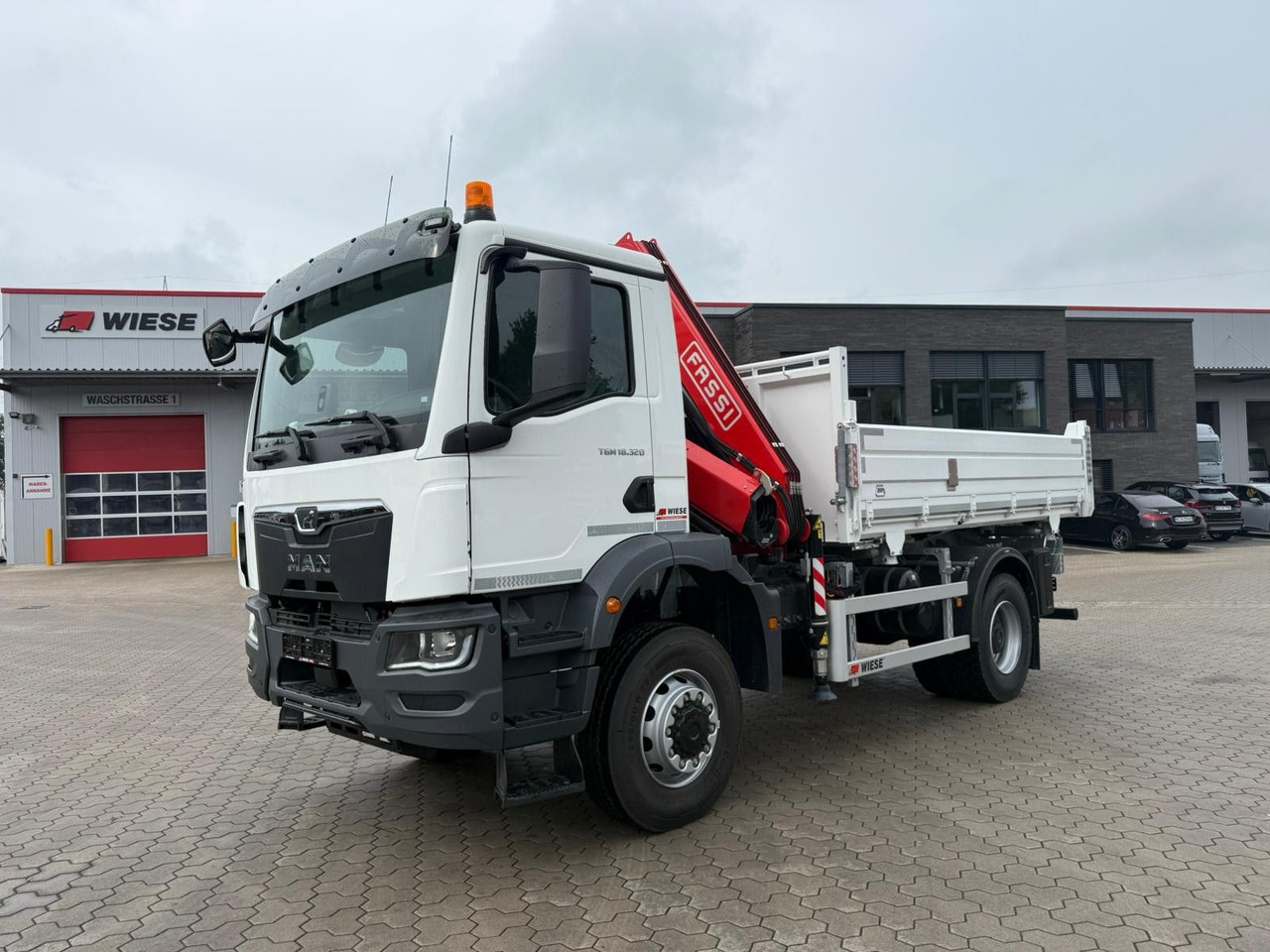 MAN 18.320 4x4 mit Fassi Ladekran Sofort Verfügbar - Kravas automašīna pašizgāzējs, Kravas auto ar manipulatoru: foto 1 MAN 18.320 4x4 mit Fassi Ladekran Sofort Verfügbar - Kravas automašīna pašizgāzējs, Kravas auto ar manipulatoru: foto 1