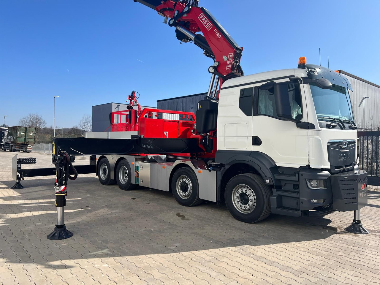 MAN 8x4 mit F1150RA.2.28 L616 Winde, 2.per. Korb - Bortu kravas automašīna/ Platforma, Kravas auto ar manipulatoru: foto 1 MAN 8x4 mit F1150RA.2.28 L616 Winde, 2.per. Korb - Bortu kravas automašīna/ Platforma, Kravas auto ar manipulatoru: foto 1
