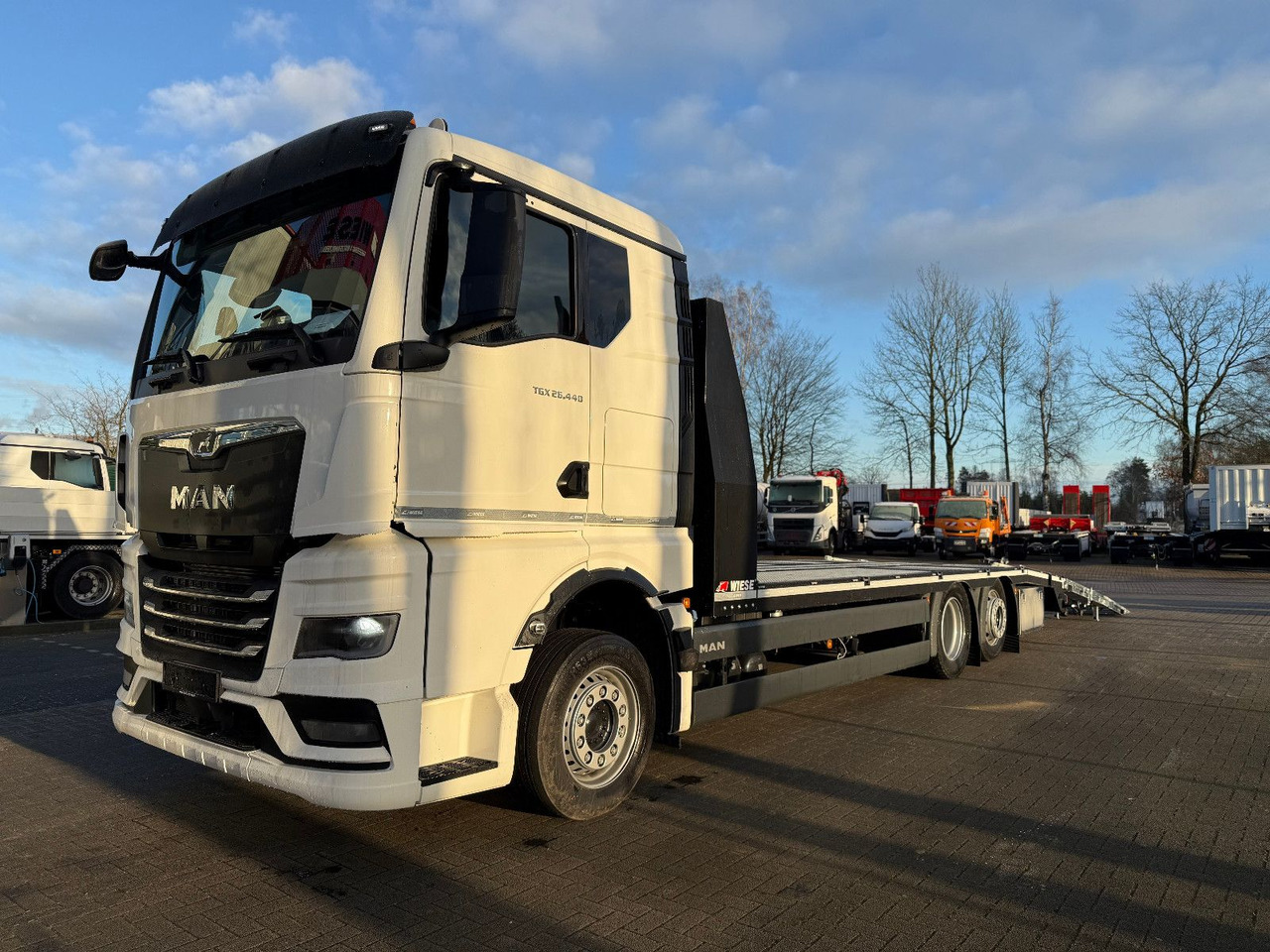 MAN Baumaschinen- Arbeitsbühnentransporter Rampen - Bortu kravas automašīna/ Platforma: foto 4 MAN Baumaschinen- Arbeitsbühnentransporter Rampen - Bortu kravas automašīna/ Platforma: foto 4