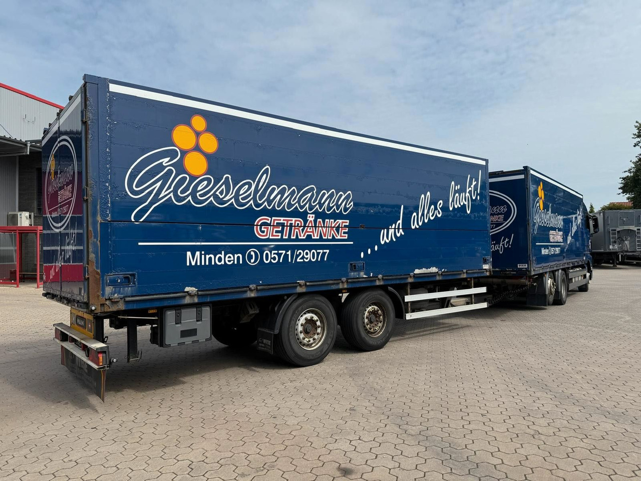 MAN TGA mit Kofferaufbau/Getränkeaufbau + Anhänger - Kravas automašīna dzērienu pārvadāšanai: foto 3 MAN TGA mit Kofferaufbau/Getränkeaufbau + Anhänger - Kravas automašīna dzērienu pārvadāšanai: foto 3