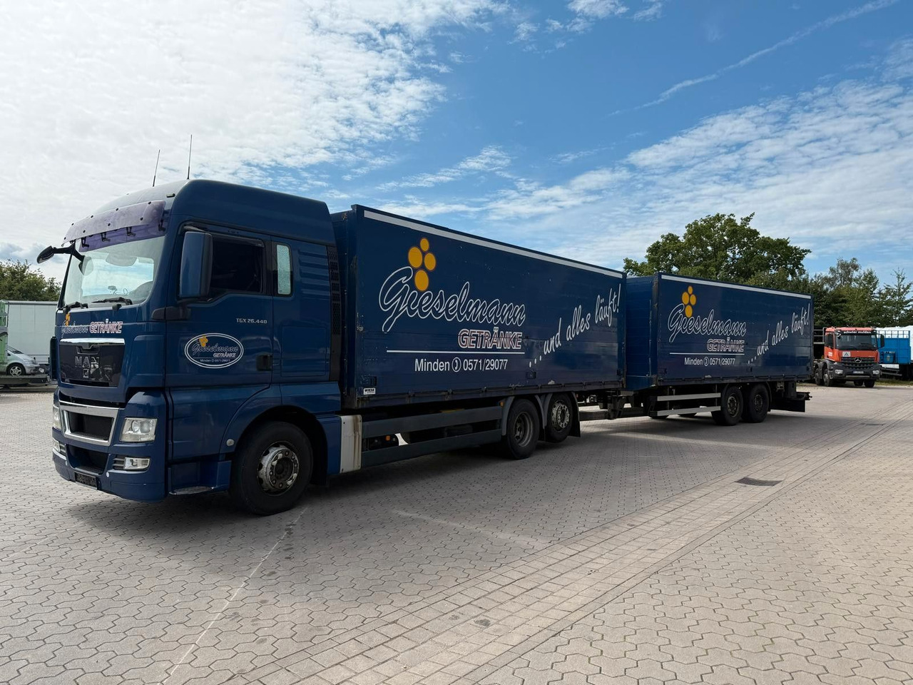 MAN TGA mit Kofferaufbau/Getränkeaufbau + Anhänger - Kravas automašīna dzērienu pārvadāšanai: foto 2 MAN TGA mit Kofferaufbau/Getränkeaufbau + Anhänger - Kravas automašīna dzērienu pārvadāšanai: foto 2