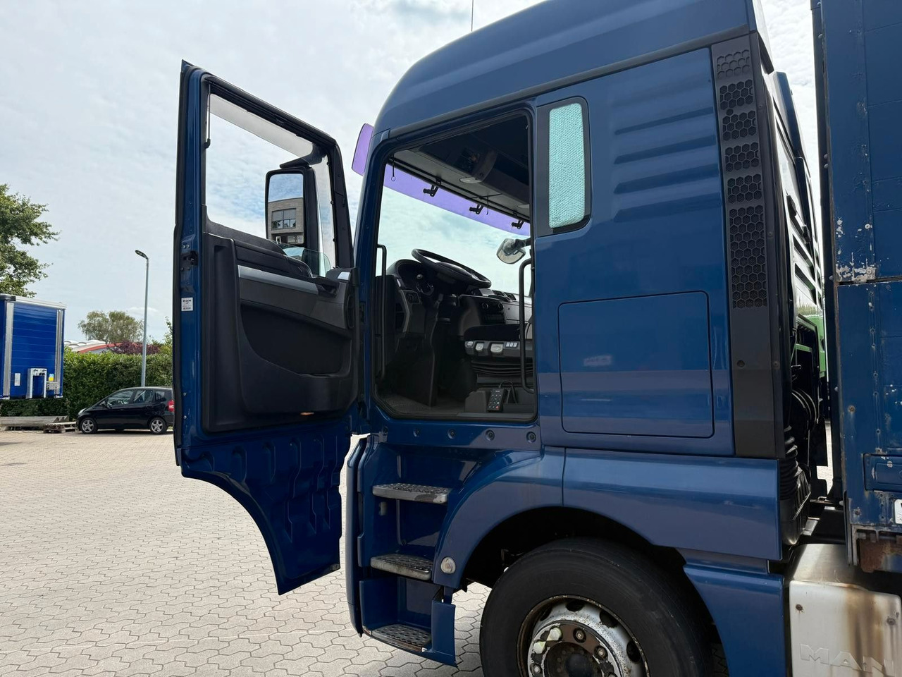 MAN TGA mit Kofferaufbau/Getränkeaufbau + Anhänger - Kravas automašīna dzērienu pārvadāšanai: foto 5 MAN TGA mit Kofferaufbau/Getränkeaufbau + Anhänger - Kravas automašīna dzērienu pārvadāšanai: foto 5