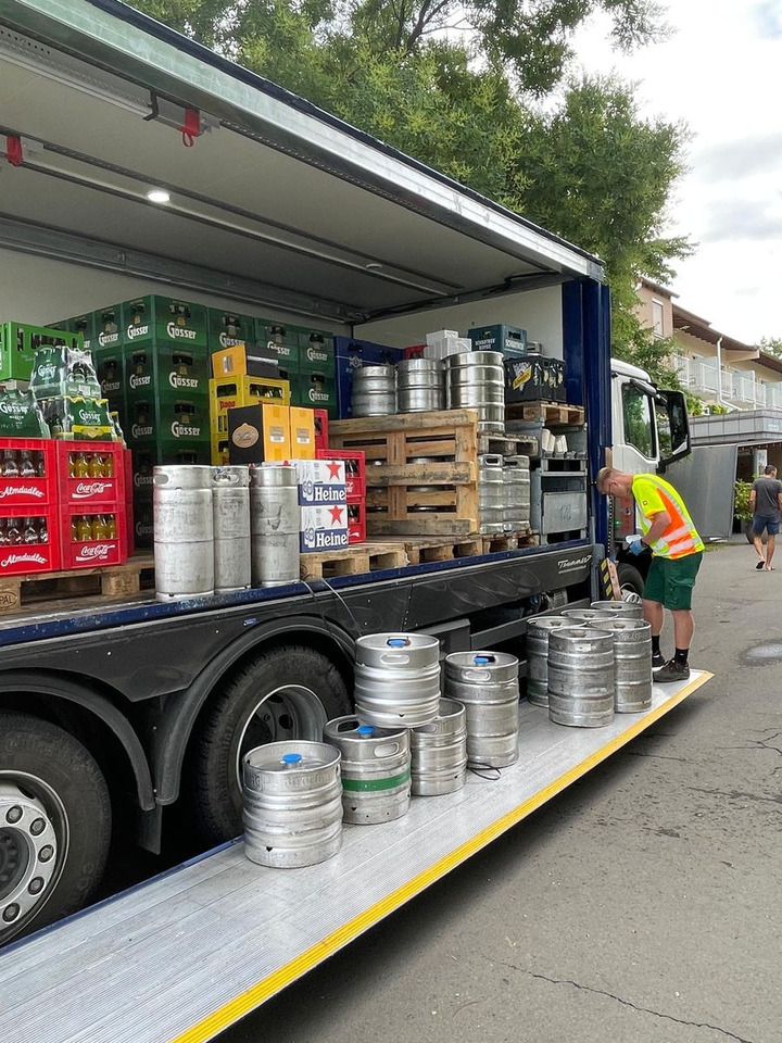 MAN TGM 26.320 6x2/4 Getränkefahrzeug Wingliner LBW - Kravas automašīna ar slēgto virsbūvi: foto 4 MAN TGM 26.320 6x2/4 Getränkefahrzeug Wingliner LBW - Kravas automašīna ar slēgto virsbūvi: foto 4