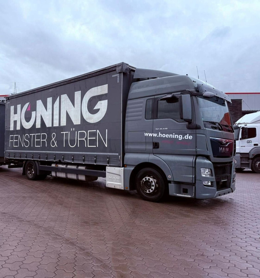 MAN TGX 18.440 LL Volumen LKW mit Staplerhalterung MAN TGX 18.440 LL Volumen LKW mit Staplerhalterung - Kravas automašīna ar tentu: foto 1 MAN TGX 18.440 LL Volumen LKW mit Staplerhalterung MAN TGX 18.440 LL Volumen LKW mit Staplerhalterung - Kravas automašīna ar tentu: foto 1