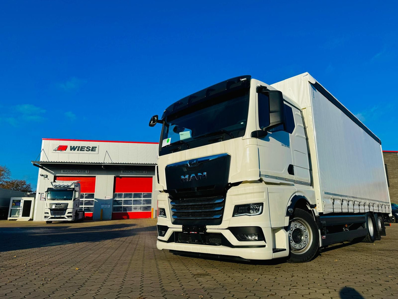 MAN TGX 26.440 6x2 LL Schwerlast Ladebordwand/Rampe - Kravas automašīna ar tentu: foto 1 MAN TGX 26.440 6x2 LL Schwerlast Ladebordwand/Rampe - Kravas automašīna ar tentu: foto 1