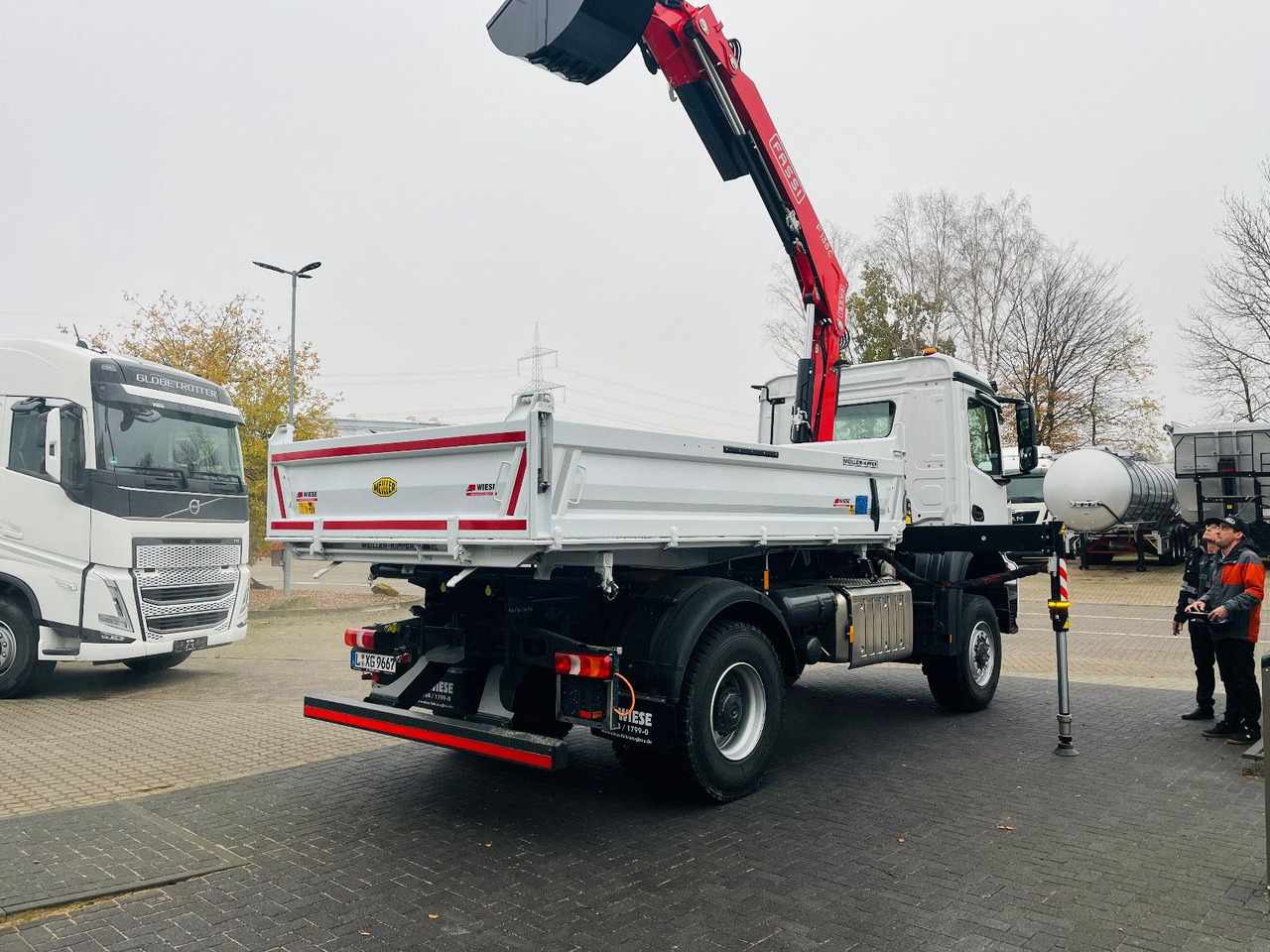 Kravas automašīna pašizgāzējs, Kravas auto ar manipulatoru Mercedes-Benz Arocs 1835  4x4 Meiller Fassi F135 Kran Kipper: foto 7