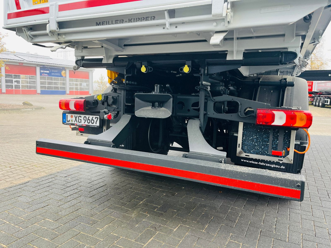 Kravas automašīna pašizgāzējs, Kravas auto ar manipulatoru Mercedes-Benz Arocs 1835  4x4 Meiller Fassi F135 Kran Kipper: foto 8