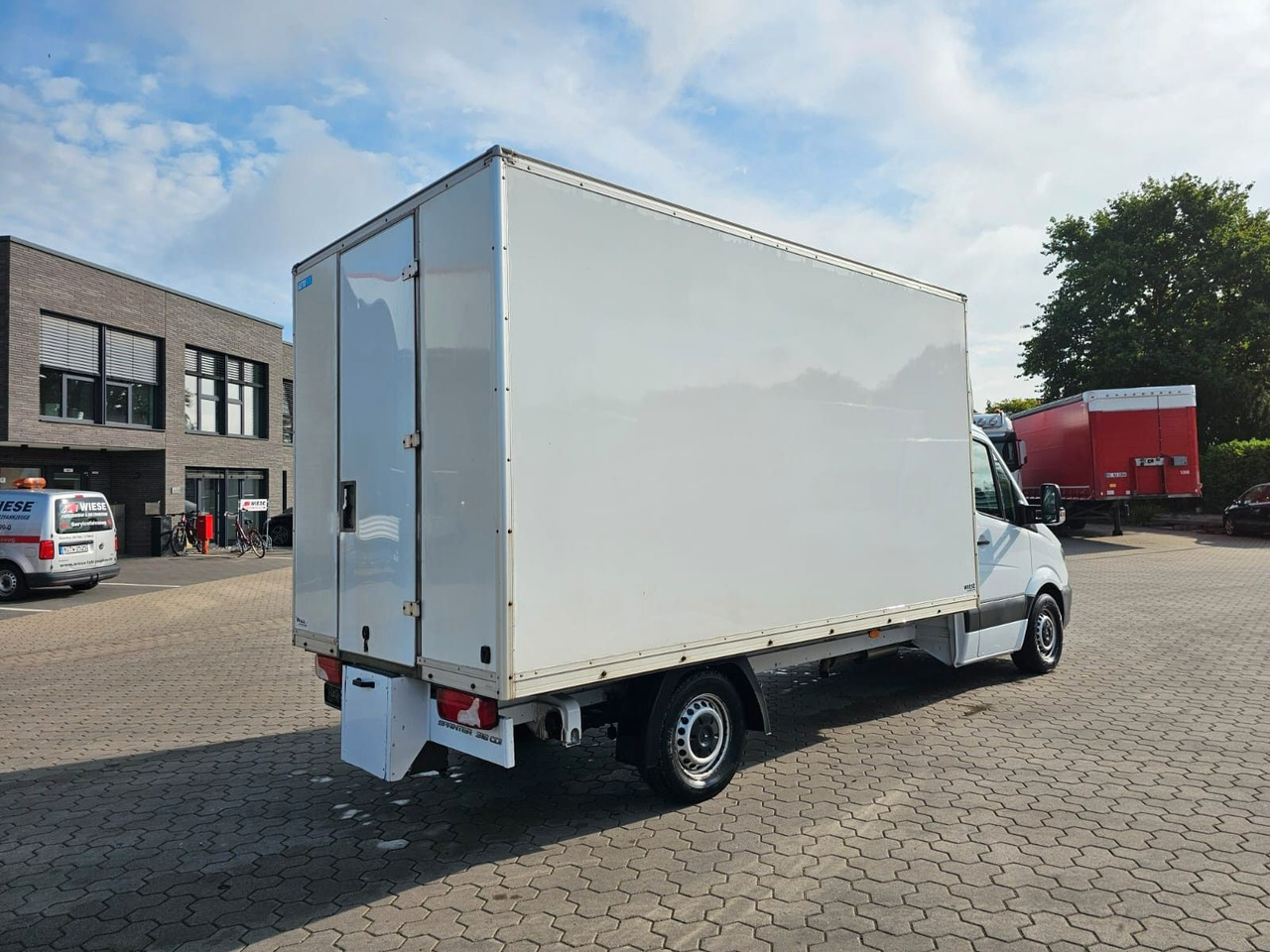 Mercedes-Benz Sprinter mit Kofferaufbau - Furgons ar slēgtā virsbūve: foto 4 Mercedes-Benz Sprinter mit Kofferaufbau - Furgons ar slēgtā virsbūve: foto 4