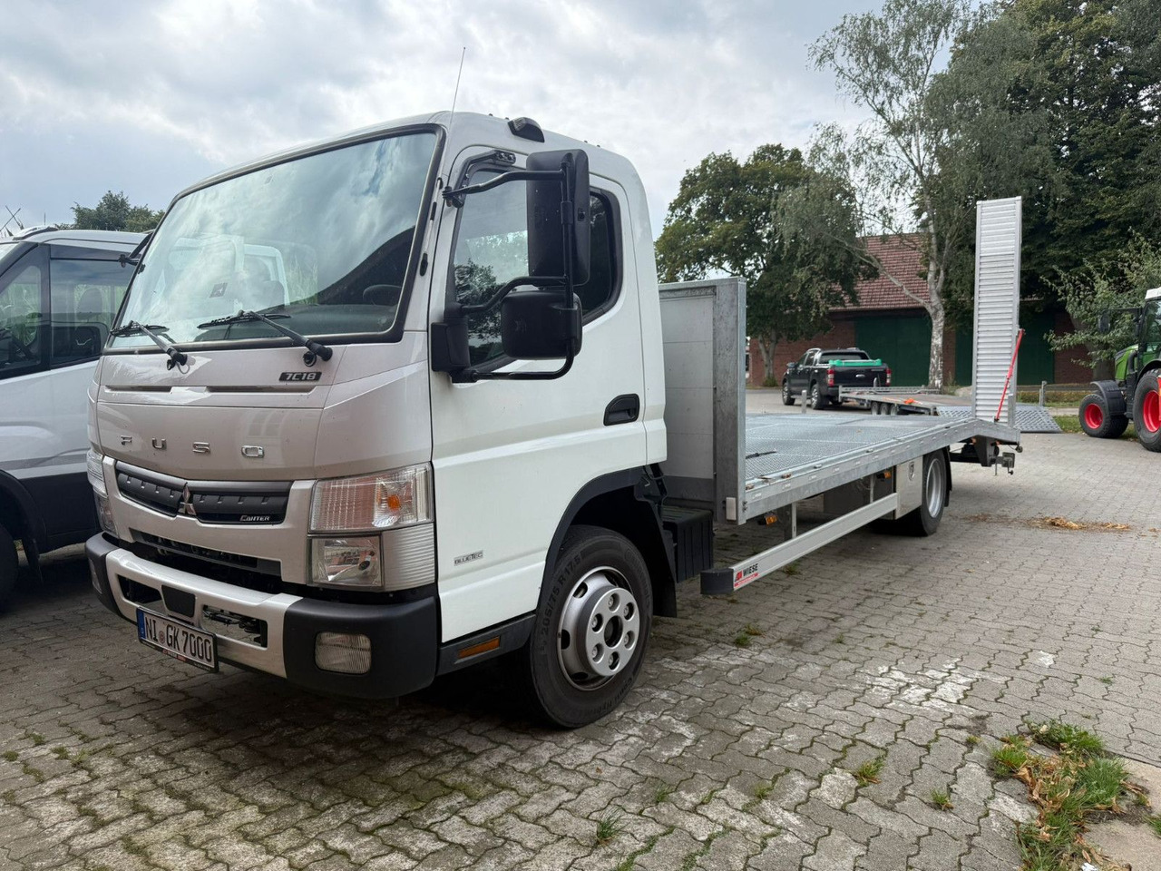 Mitsubishi Fuso Canter 7C18 Arbeitsbühnentransporter - Automašīna ar kravas platformu: foto 1 Mitsubishi Fuso Canter 7C18 Arbeitsbühnentransporter - Automašīna ar kravas platformu: foto 1