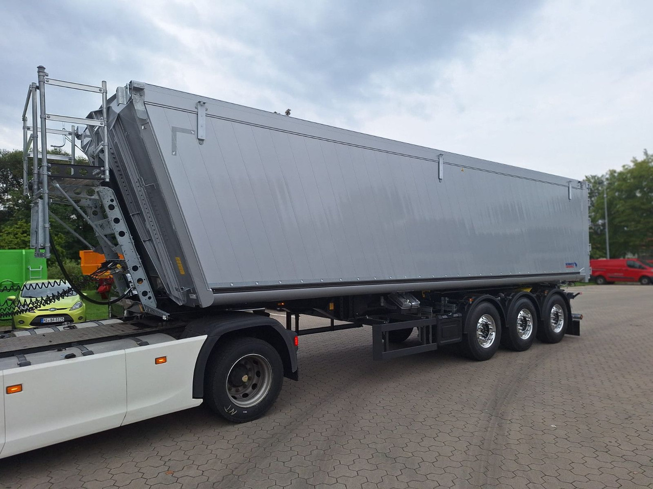 Schmitz Cargobull Kipper 52m³ mit gekröpftem Chassis - Puspiekabe pašizgāzējs: foto 3 Schmitz Cargobull Kipper 52m³ mit gekröpftem Chassis - Puspiekabe pašizgāzējs: foto 3