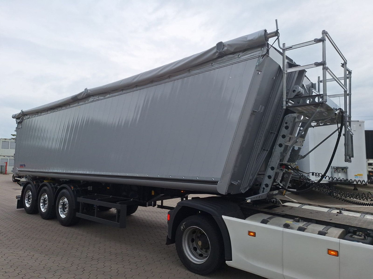 Schmitz Cargobull Kipper 52m³ mit gekröpftem Chassis - Puspiekabe pašizgāzējs: foto 2 Schmitz Cargobull Kipper 52m³ mit gekröpftem Chassis - Puspiekabe pašizgāzējs: foto 2