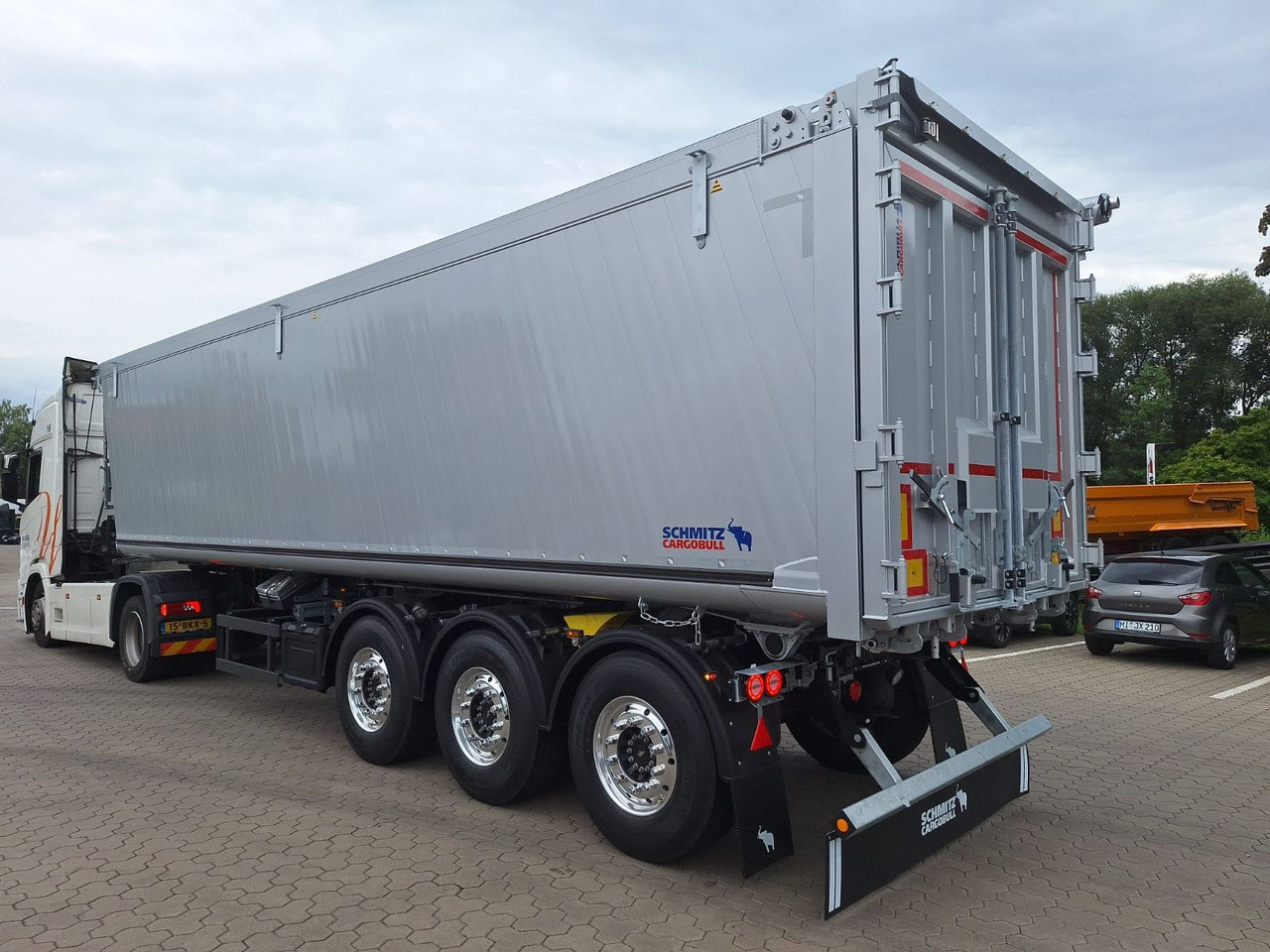 Schmitz Cargobull Kipper 52m³ mit gekröpftem Chassis - Puspiekabe pašizgāzējs: foto 1 Schmitz Cargobull Kipper 52m³ mit gekröpftem Chassis - Puspiekabe pašizgāzējs: foto 1