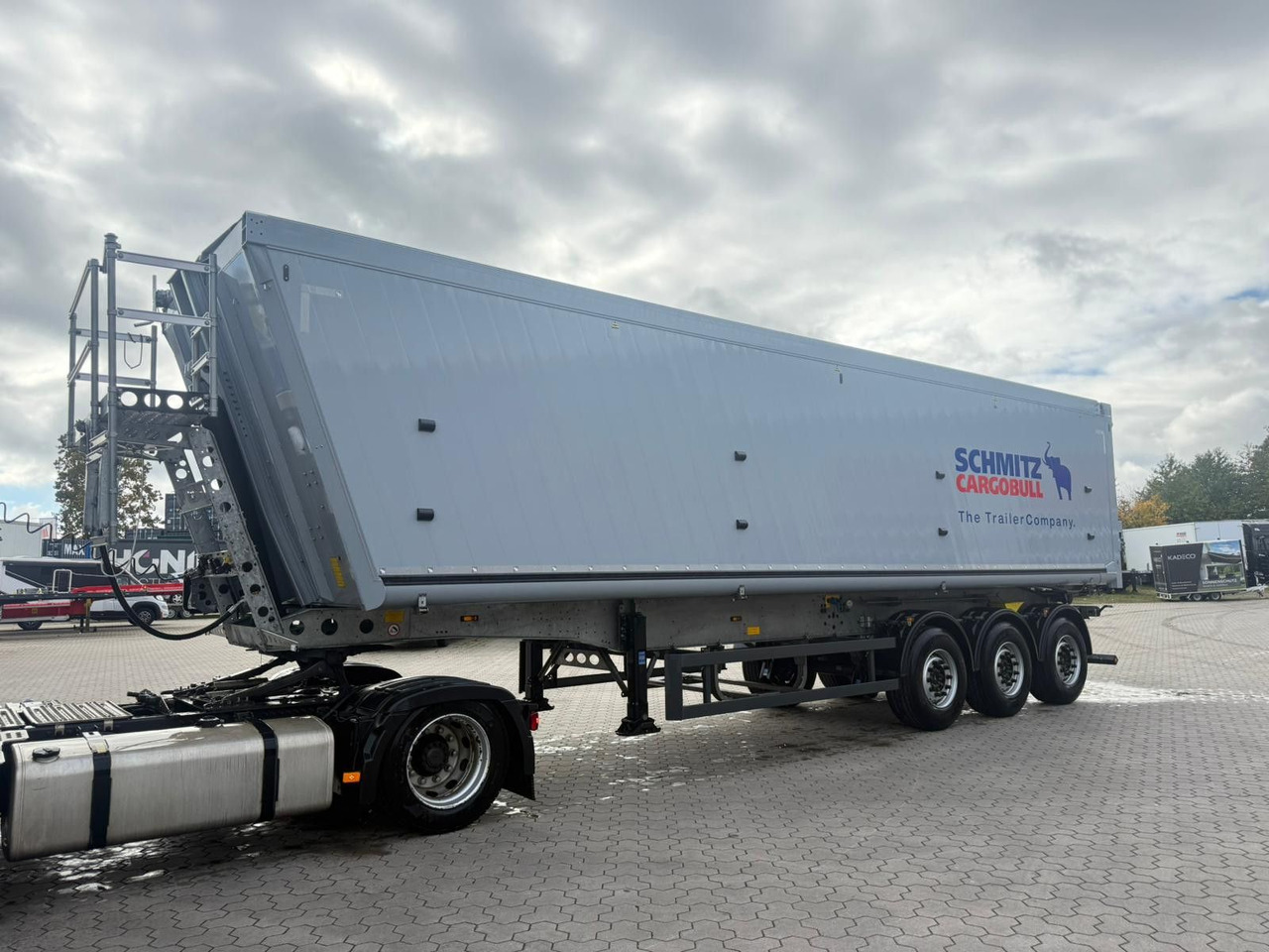 Schmitz Cargobull SCB S3D Alu Kipper 60m³ Fast Neuwertig OKUSLIDE - Puspiekabe pašizgāzējs: foto 2 Schmitz Cargobull SCB S3D Alu Kipper 60m³ Fast Neuwertig OKUSLIDE - Puspiekabe pašizgāzējs: foto 2