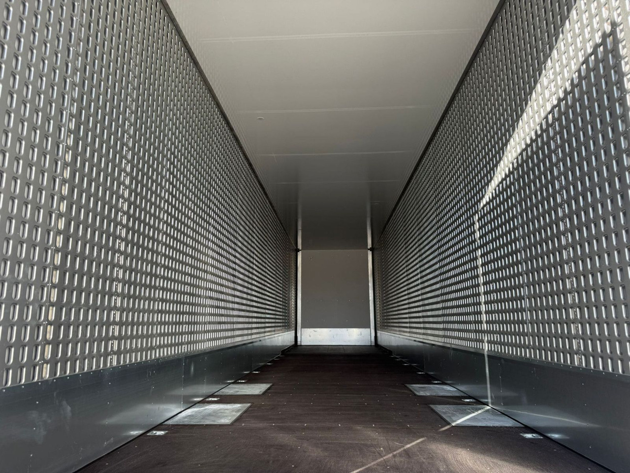 Puspiekabe slēgtā virsbūve Talson TGG TAL 12/18 Mega Kofferauflieger 99m³: foto 7 Puspiekabe slēgtā virsbūve Talson TGG TAL 12/18 Mega Kofferauflieger 99m³: foto 7