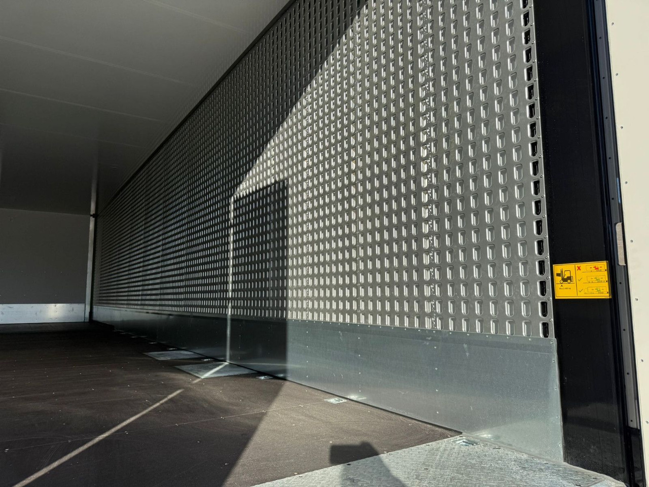 Puspiekabe slēgtā virsbūve Talson TGG TAL 12/18 Mega Kofferauflieger 99m³: foto 9 Puspiekabe slēgtā virsbūve Talson TGG TAL 12/18 Mega Kofferauflieger 99m³: foto 9