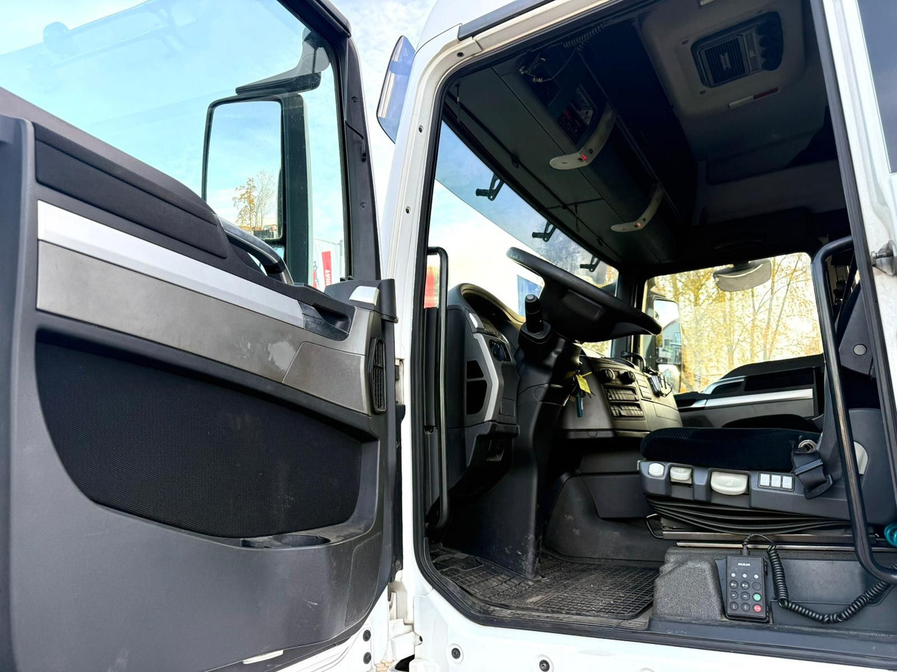 Vilcējs MAN TGX 26.440 6x2 mit HMF 3000-K5 Kran Top Zustand: foto 13 Vilcējs MAN TGX 26.440 6x2 mit HMF 3000-K5 Kran Top Zustand: foto 13