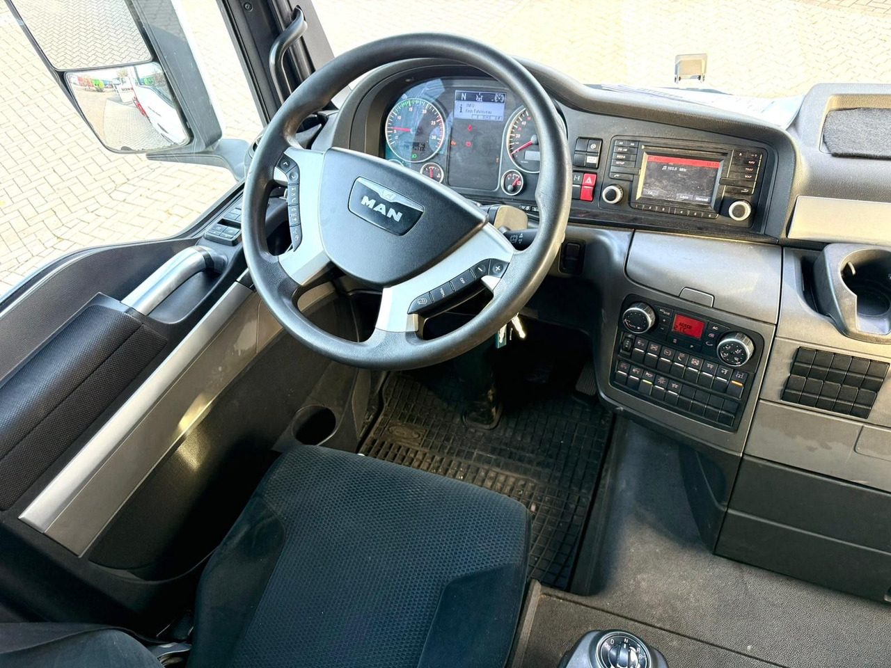Vilcējs MAN TGX 26.440 6x2 mit HMF 3000-K5 Kran Top Zustand: foto 12 Vilcējs MAN TGX 26.440 6x2 mit HMF 3000-K5 Kran Top Zustand: foto 12