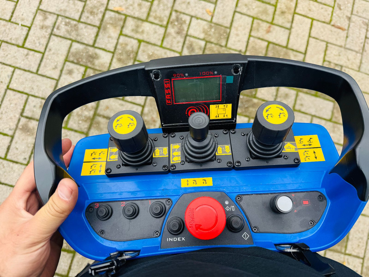 Volvo FH 500 8x4 Kran F820 RA2.27 Jib & Winde Sofort - Vilcējs: foto 4 Volvo FH 500 8x4 Kran F820 RA2.27 Jib & Winde Sofort - Vilcējs: foto 4