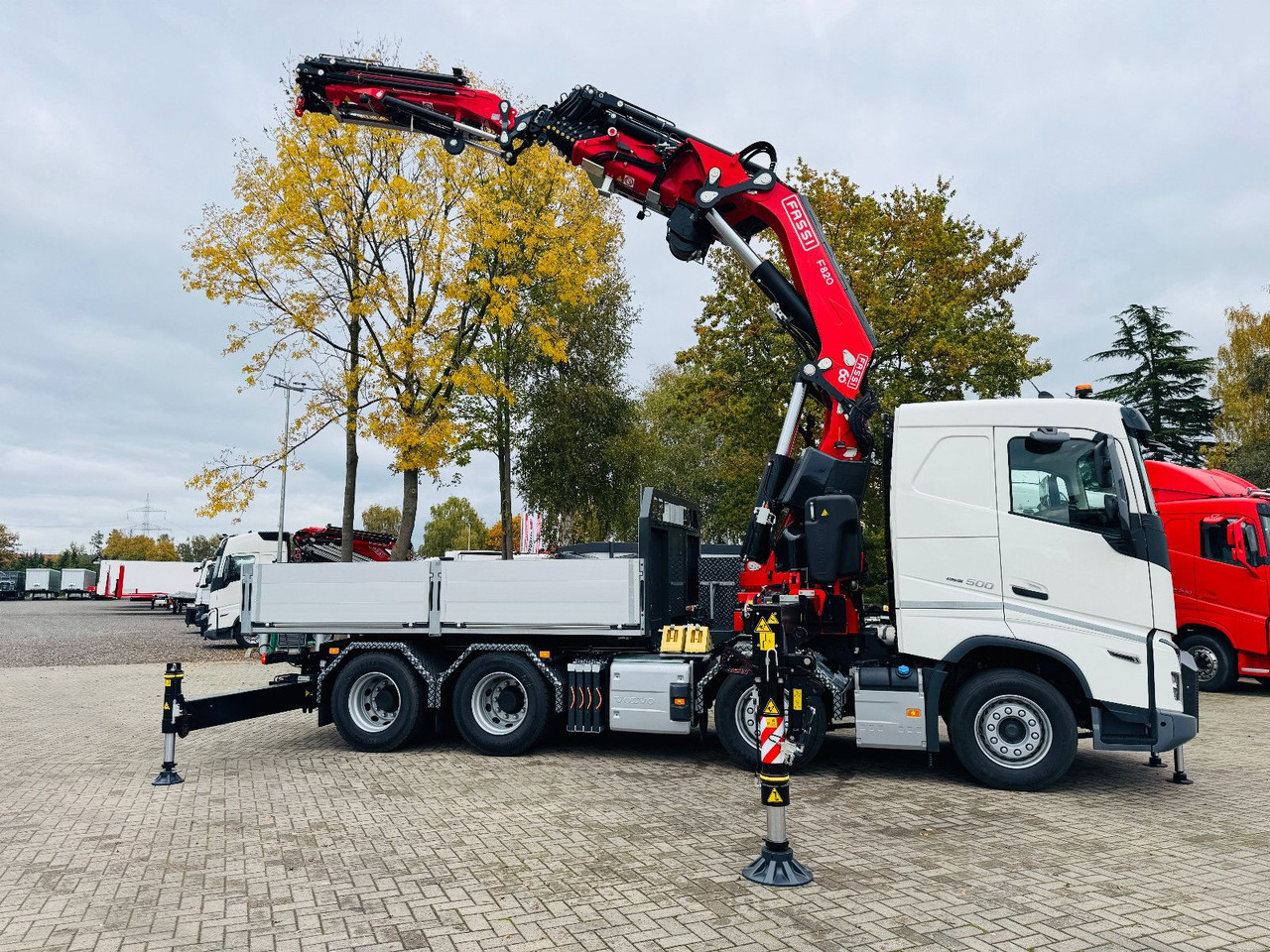 Volvo FH 500 8x4 Kran F820 RA2.27 Jib & Winde Sofort - Vilcējs: foto 2 Volvo FH 500 8x4 Kran F820 RA2.27 Jib & Winde Sofort - Vilcējs: foto 2