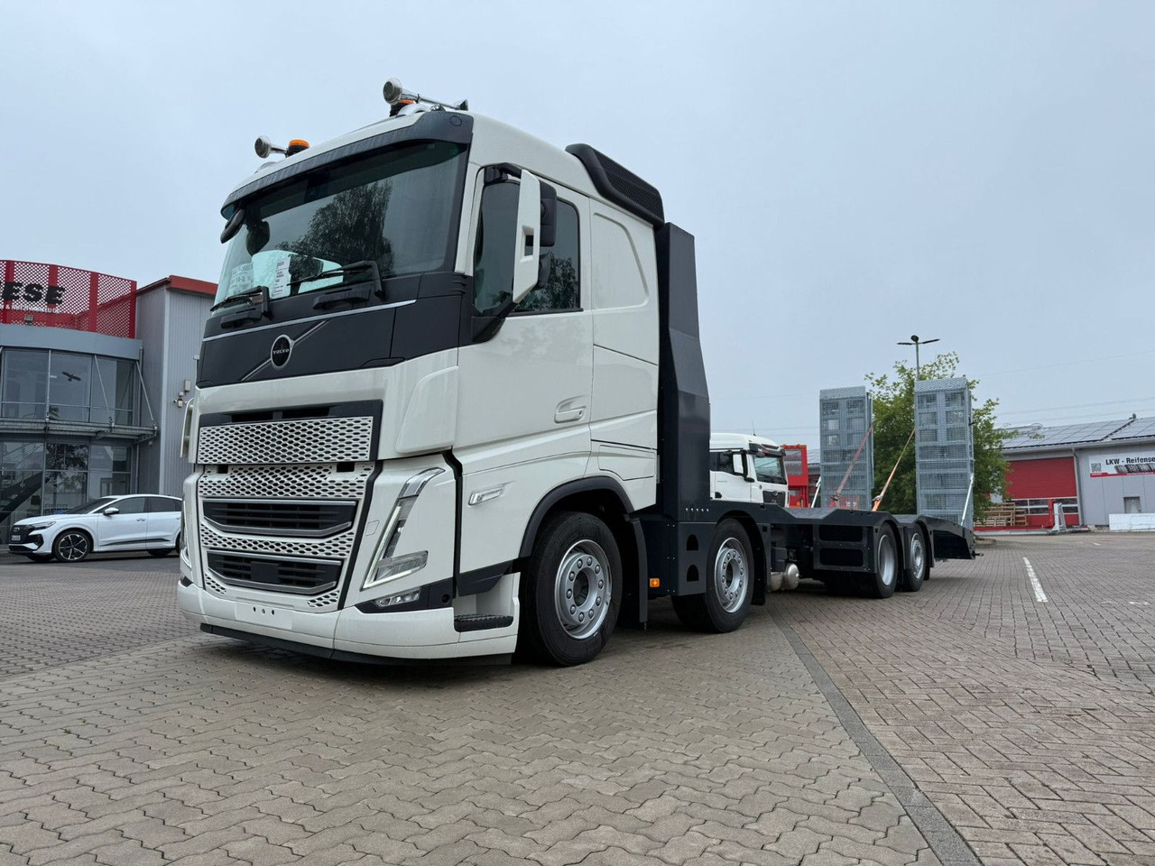 Volvo Arbeitsbühnen Baumaschinentransporter mit Rampen - Autovedējs: foto 1 Volvo Arbeitsbühnen Baumaschinentransporter mit Rampen - Autovedējs: foto 1