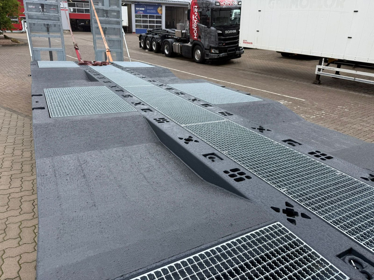 Volvo Arbeitsbühnen Baumaschinentransporter mit Rampen - Bortu kravas automašīna/ Platforma: foto 5 Volvo Arbeitsbühnen Baumaschinentransporter mit Rampen - Bortu kravas automašīna/ Platforma: foto 5