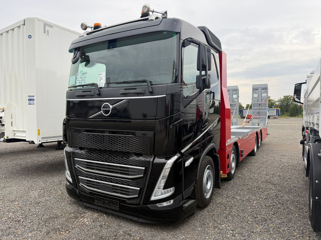 Volvo Arbeitsbühnen Baumaschinentransporter mit Rampen - Autovedējs: foto 2 Volvo Arbeitsbühnen Baumaschinentransporter mit Rampen - Autovedējs: foto 2
