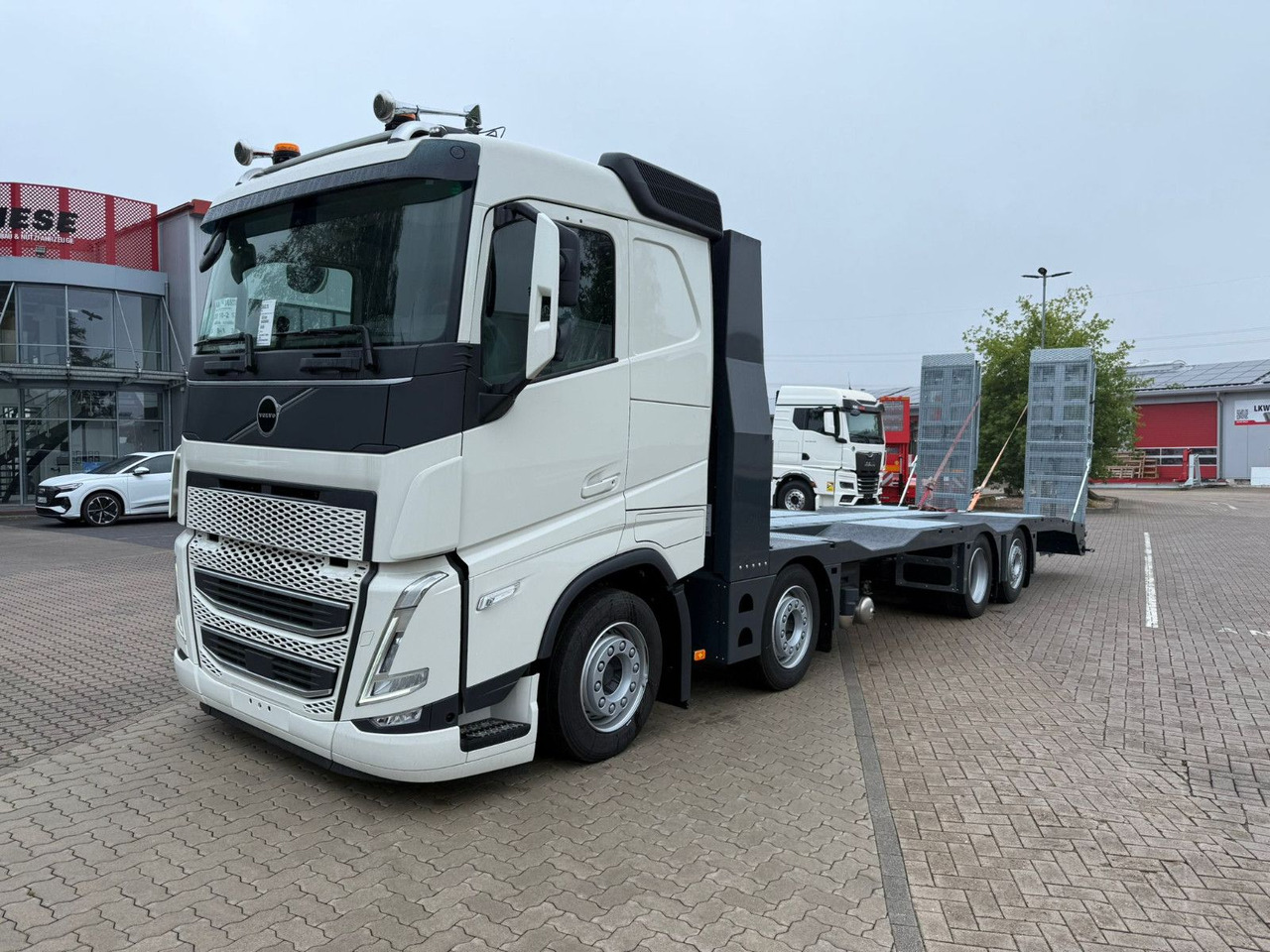 Volvo Arbeitsbühnen Baumaschinentransporter mit Rampen - Autovedējs: foto 3 Volvo Arbeitsbühnen Baumaschinentransporter mit Rampen - Autovedējs: foto 3