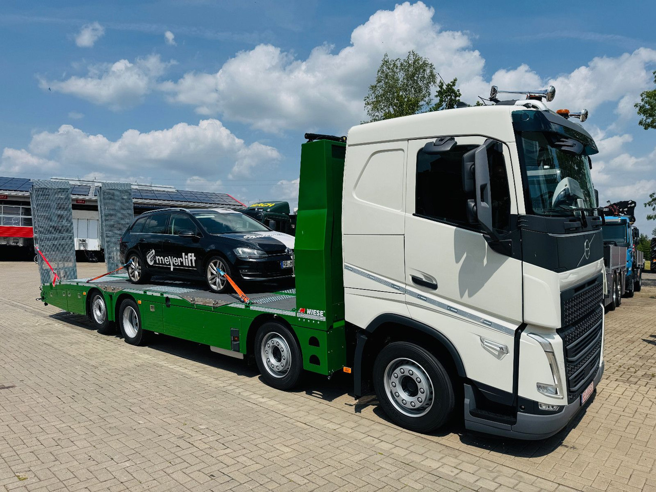 Volvo Arbeitsbühnen Baumaschinentransporter mit Rampen - Bortu kravas automašīna/ Platforma: foto 2 Volvo Arbeitsbühnen Baumaschinentransporter mit Rampen - Bortu kravas automašīna/ Platforma: foto 2