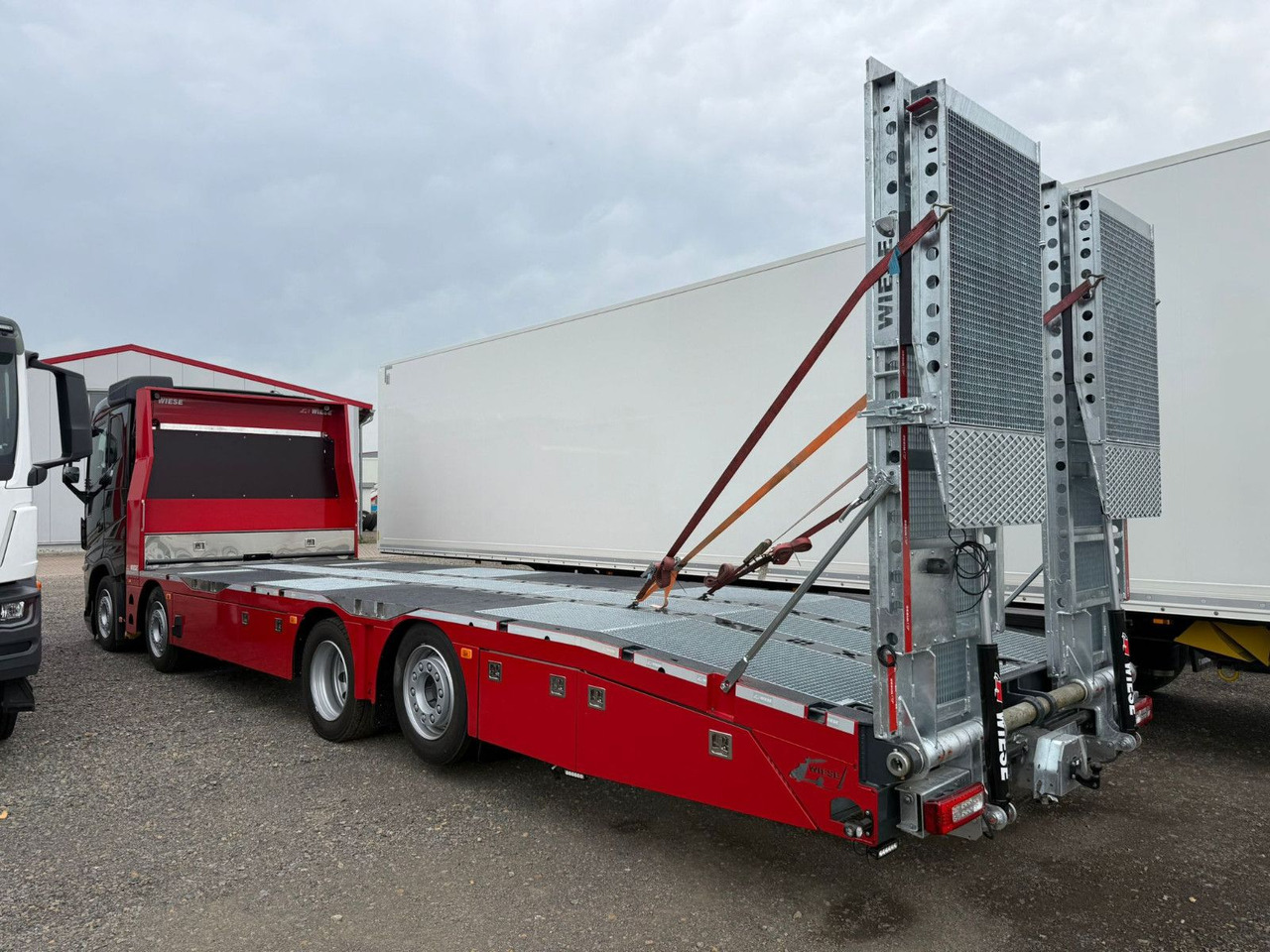 Volvo Arbeitsbühnen Baumaschinentransporter mit Rampen - Autovedējs: foto 3 Volvo Arbeitsbühnen Baumaschinentransporter mit Rampen - Autovedējs: foto 3