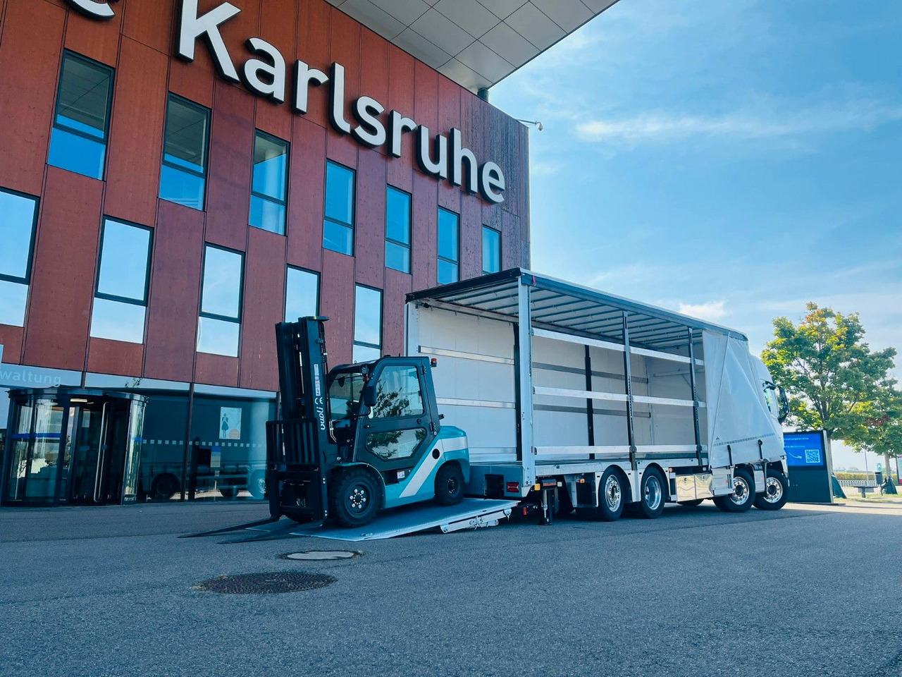 Volvo FH 500 Gabelstaplertransporter LBW Dhollandia 9t - Kravas automašīna ar tentu: foto 4 Volvo FH 500 Gabelstaplertransporter LBW Dhollandia 9t - Kravas automašīna ar tentu: foto 4