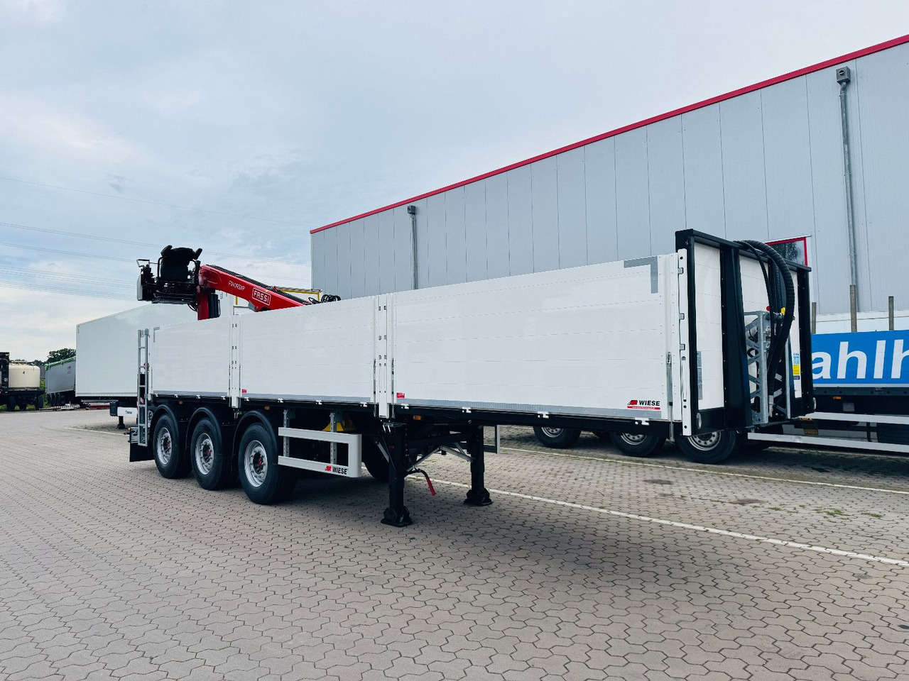 Wiese Baustoffauflieger - Heckkran Kran Fassi - Bortu puspiekabe/ Platforma: foto 3 Wiese Baustoffauflieger - Heckkran Kran Fassi - Bortu puspiekabe/ Platforma: foto 3