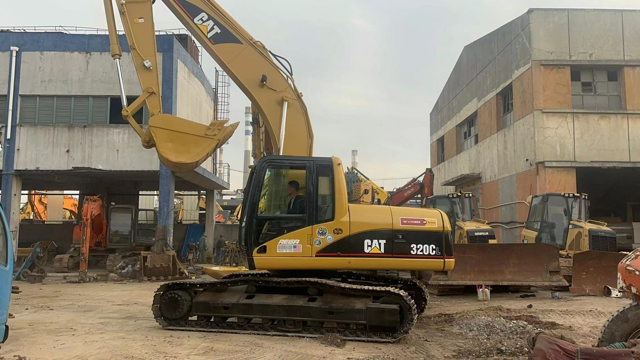 CATERPILLAR 320C 320B 320BL 325B - Kāpurķēžu ekskavators: foto 1 CATERPILLAR 320C 320B 320BL 325B - Kāpurķēžu ekskavators: foto 1