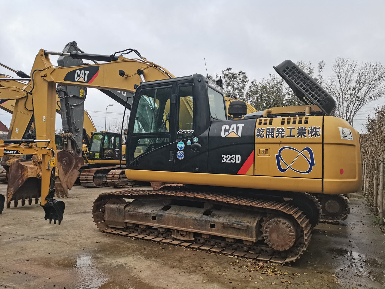 CATERPILLAR 323D - Kāpurķēžu ekskavators: foto 1 CATERPILLAR 323D - Kāpurķēžu ekskavators: foto 1