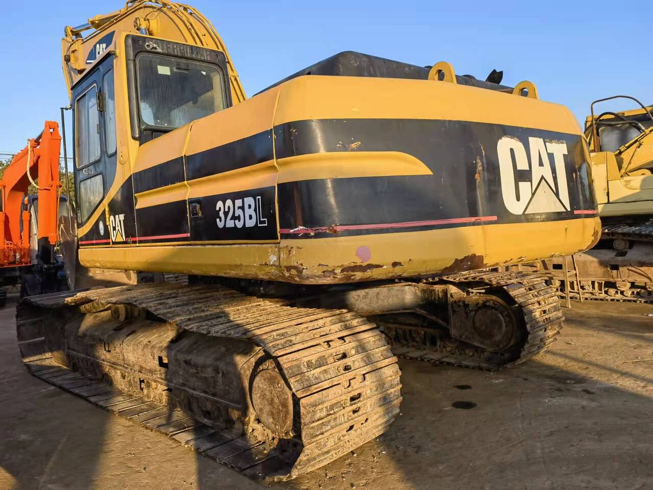 CATERPILLAR 325BL Imported machine - Kāpurķēžu ekskavators: foto 1 CATERPILLAR 325BL Imported machine - Kāpurķēžu ekskavators: foto 1