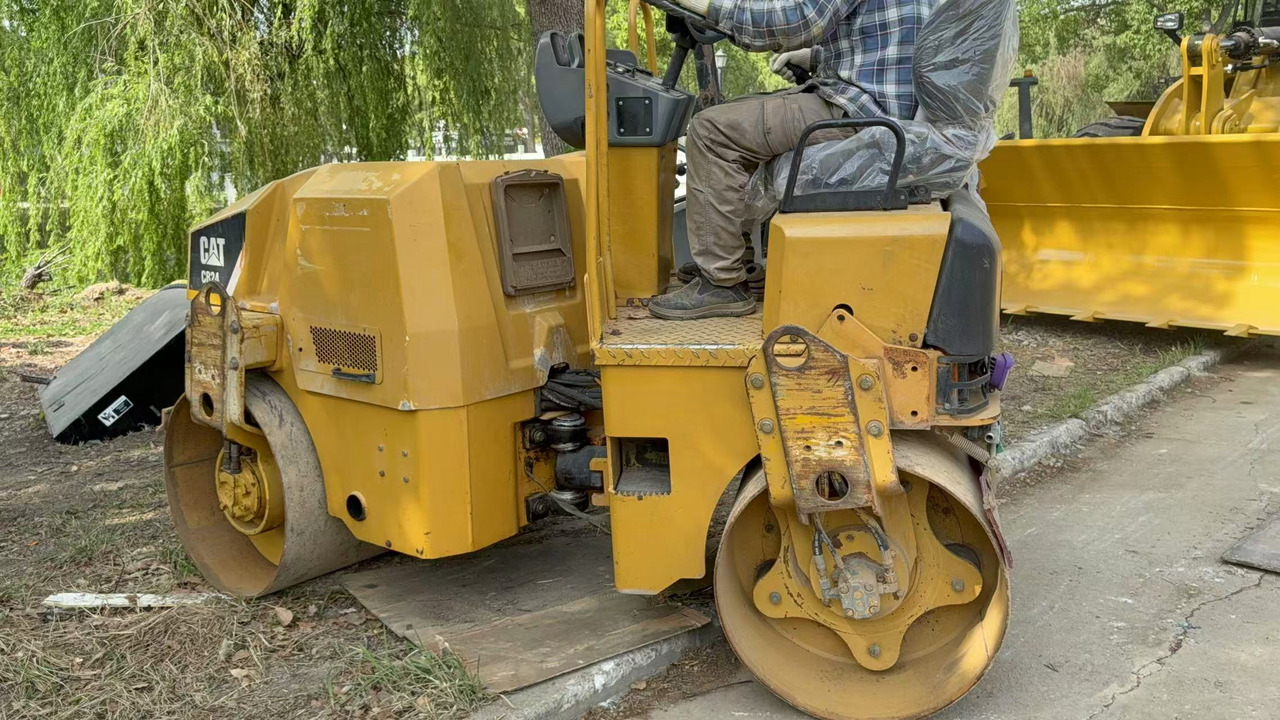 CATERPILLAR CB24B - Veltnis: foto 2 CATERPILLAR CB24B - Veltnis: foto 2