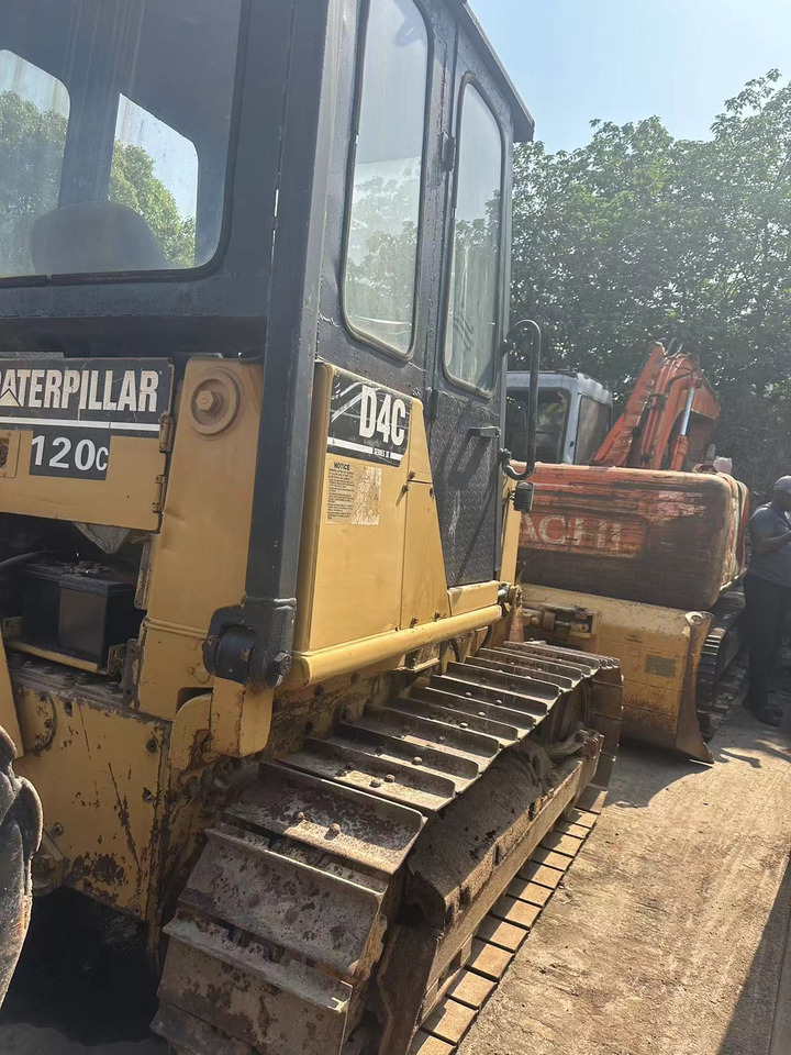 CATERPILLAR D4C - Buldozers: foto 4 CATERPILLAR D4C - Buldozers: foto 4