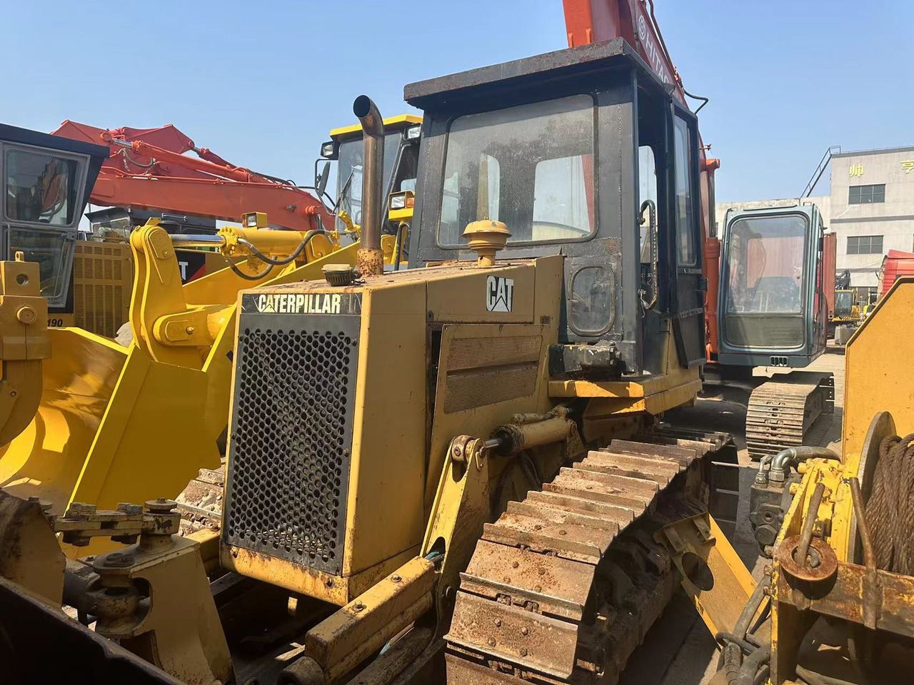CATERPILLAR D4C - Buldozers: foto 3 CATERPILLAR D4C - Buldozers: foto 3