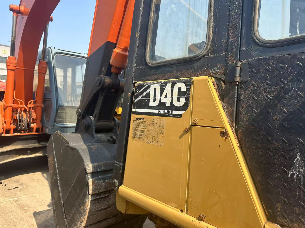 CATERPILLAR D4C - Buldozers: foto 4 CATERPILLAR D4C - Buldozers: foto 4