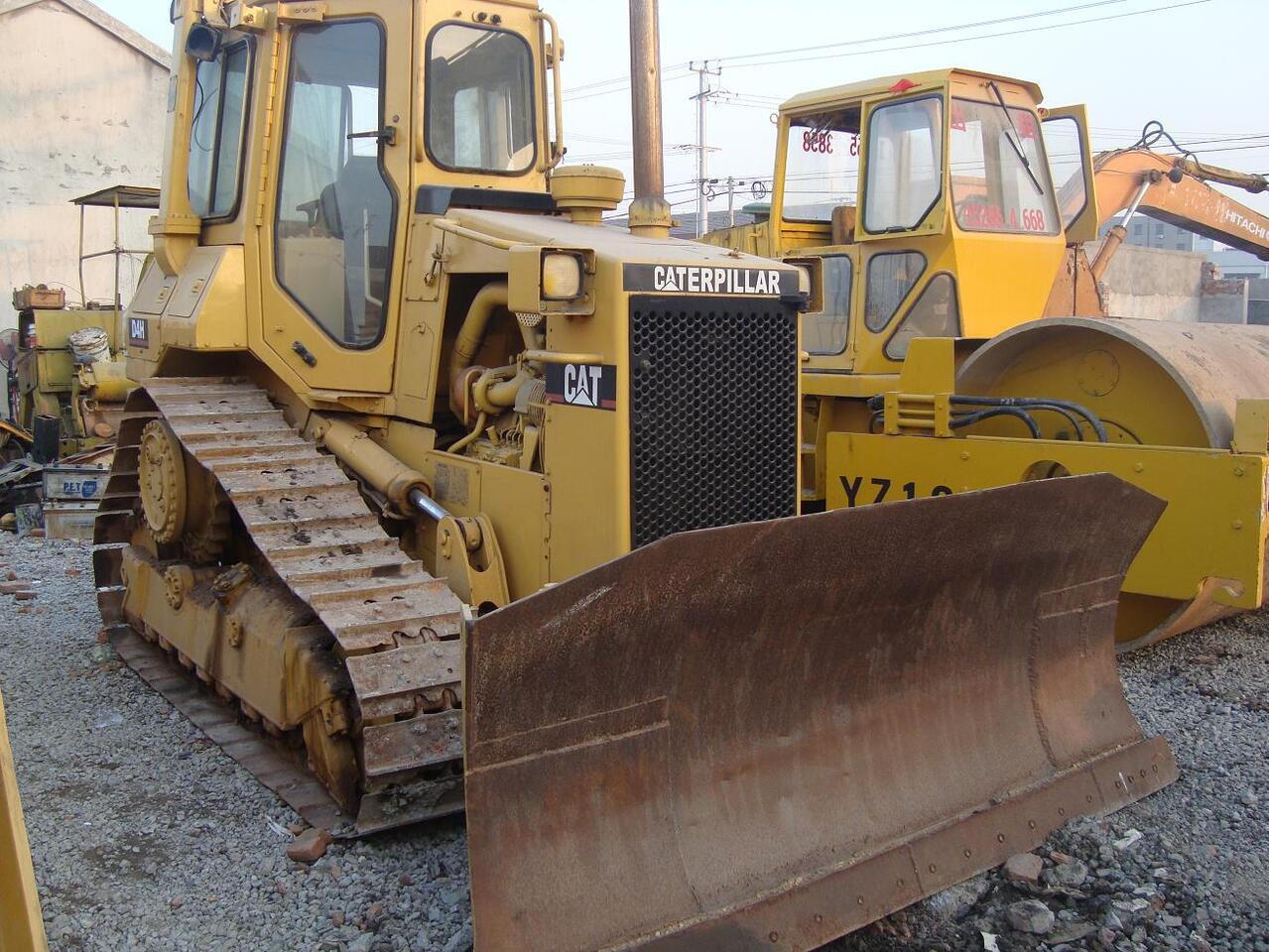 CATERPILLAR D4H - Buldozers: foto 1 CATERPILLAR D4H - Buldozers: foto 1