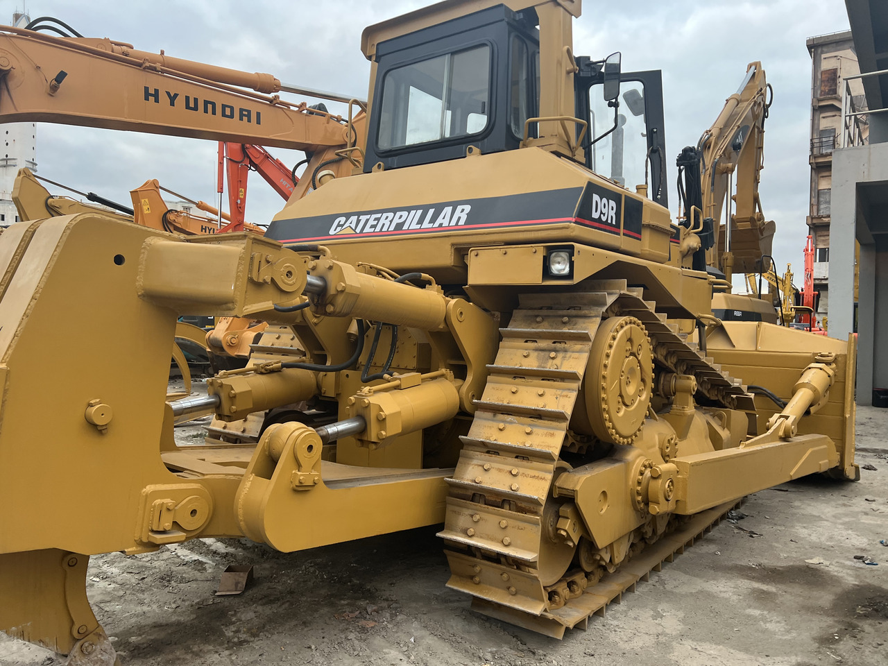 CATERPILLAR D9R - Buldozers: foto 1 CATERPILLAR D9R - Buldozers: foto 1