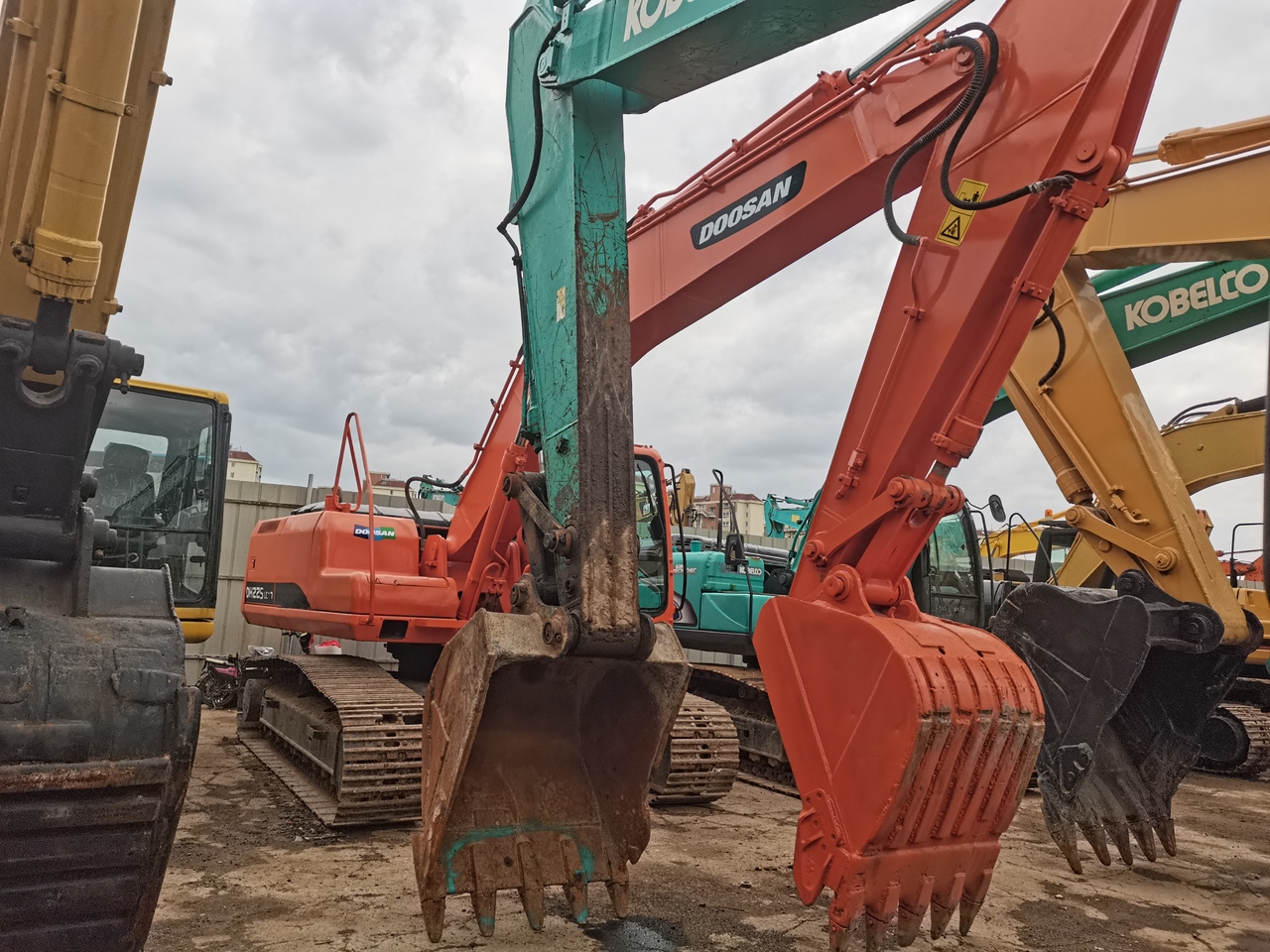 DOOSAN DH225LC-7 - Kāpurķēžu ekskavators: foto 4 DOOSAN DH225LC-7 - Kāpurķēžu ekskavators: foto 4
