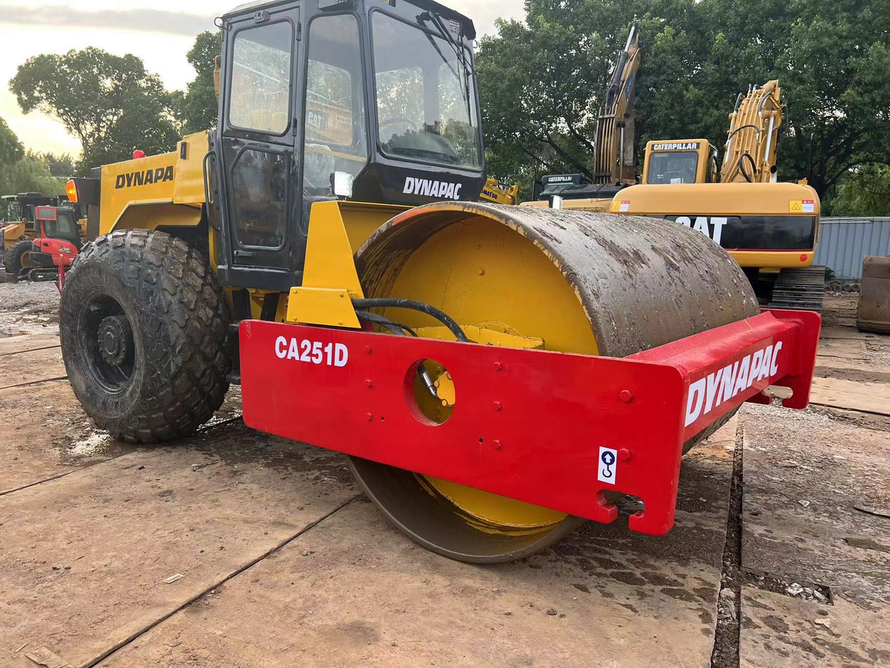 DYNAPAC CA215D - Veltnis: foto 1 DYNAPAC CA215D - Veltnis: foto 1