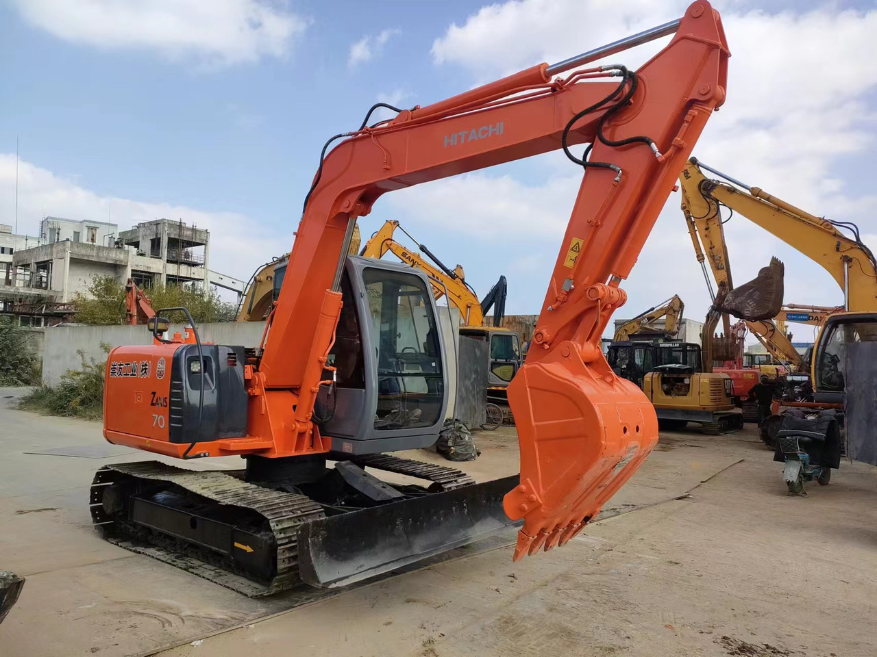 HITACHI ZX200-3G - Kāpurķēžu ekskavators: foto 1 HITACHI ZX200-3G - Kāpurķēžu ekskavators: foto 1