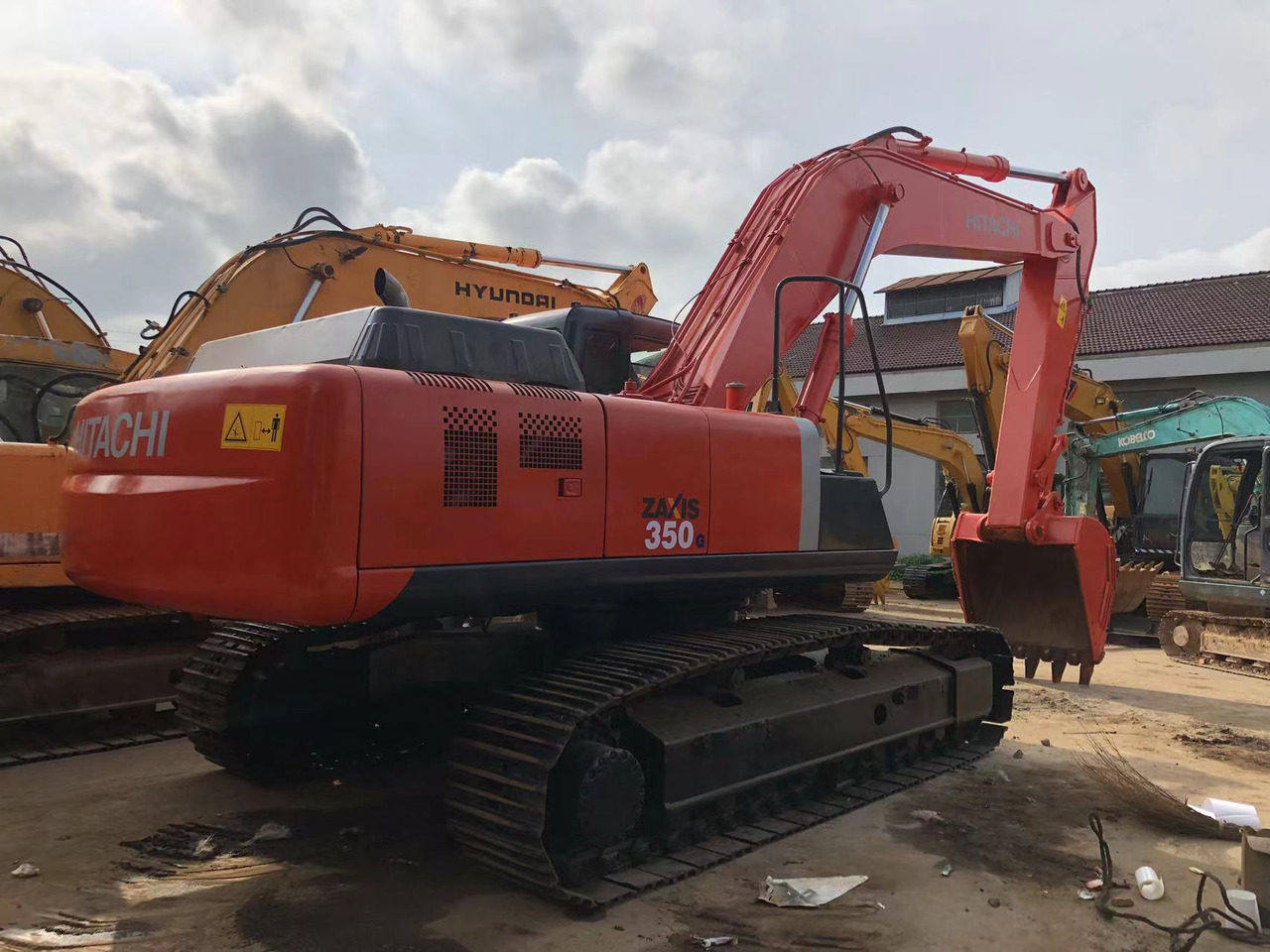 HITACHI ZX350 - Kāpurķēžu ekskavators: foto 2 HITACHI ZX350 - Kāpurķēžu ekskavators: foto 2