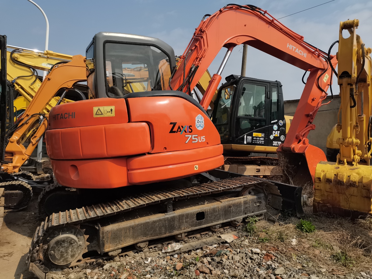 HITACHI ZX75 - Kāpurķēžu ekskavators: foto 1 HITACHI ZX75 - Kāpurķēžu ekskavators: foto 1
