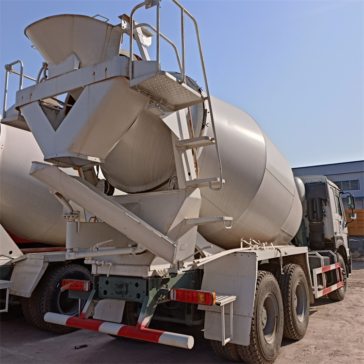 HOWO HOWO-white mixer pump truck - Betona sūknis ar mikseri: foto 5 HOWO HOWO-white mixer pump truck - Betona sūknis ar mikseri: foto 5