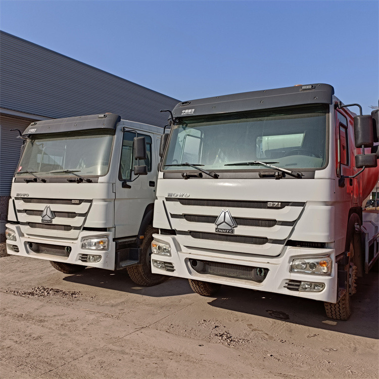 HOWO HOWO-white mixer pump truck - Betona sūknis ar mikseri: foto 1 HOWO HOWO-white mixer pump truck - Betona sūknis ar mikseri: foto 1