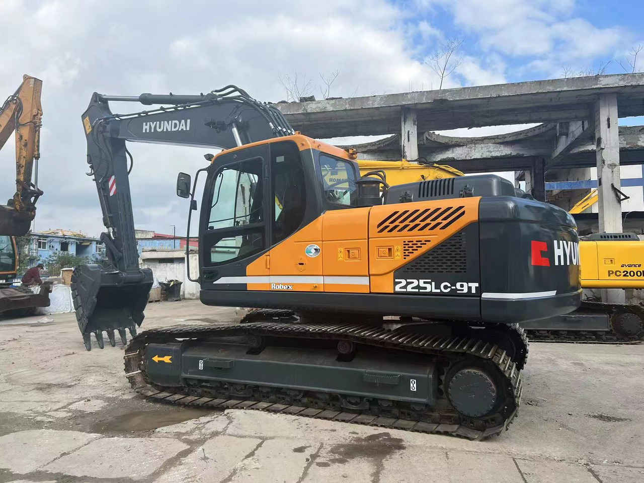 Hyundai R225LC-9T - Kāpurķēžu ekskavators: foto 4 Hyundai R225LC-9T - Kāpurķēžu ekskavators: foto 4