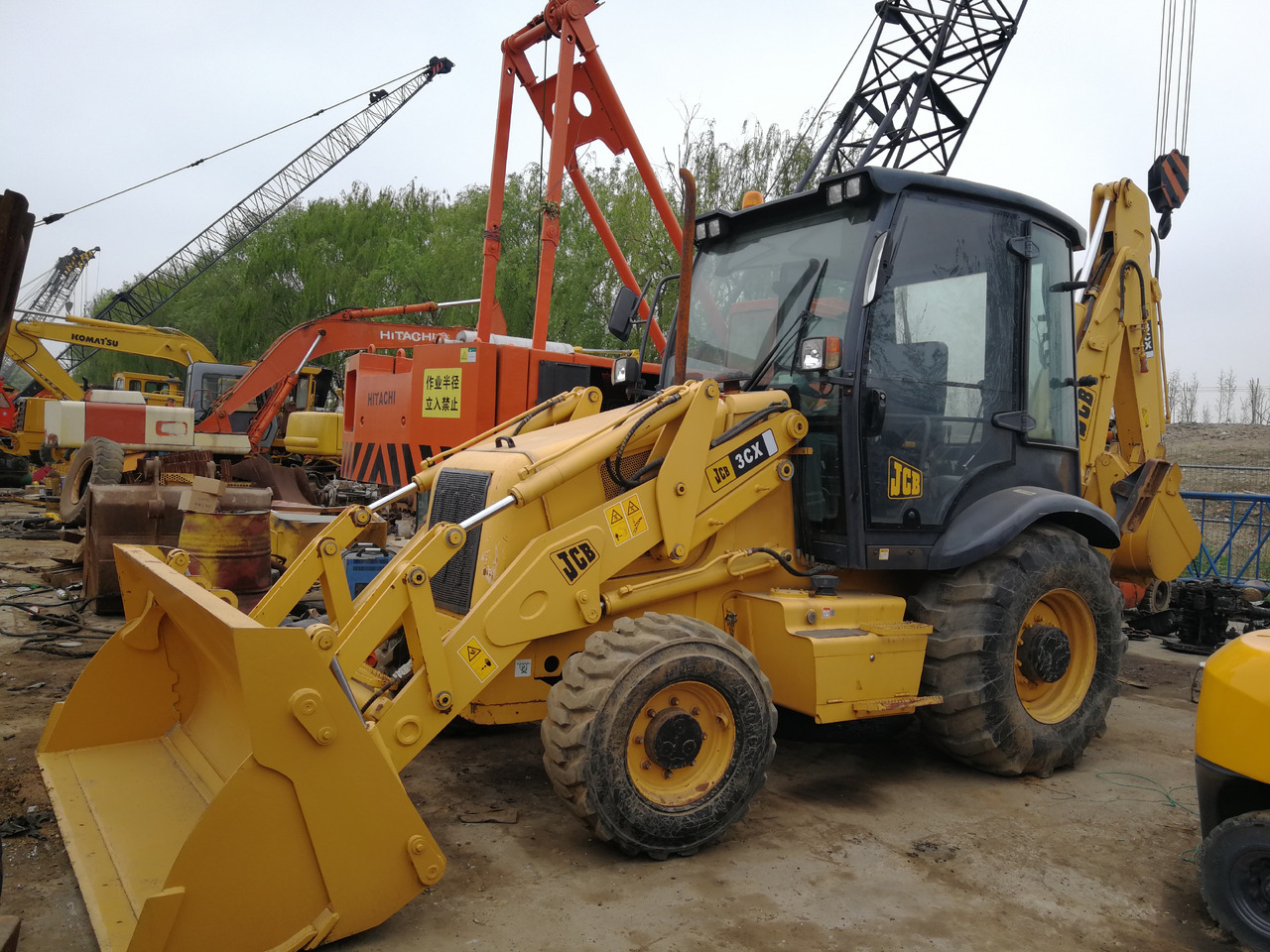 JCB 3CX - Ekskavators-iekrāvējs: foto 1 JCB 3CX - Ekskavators-iekrāvējs: foto 1